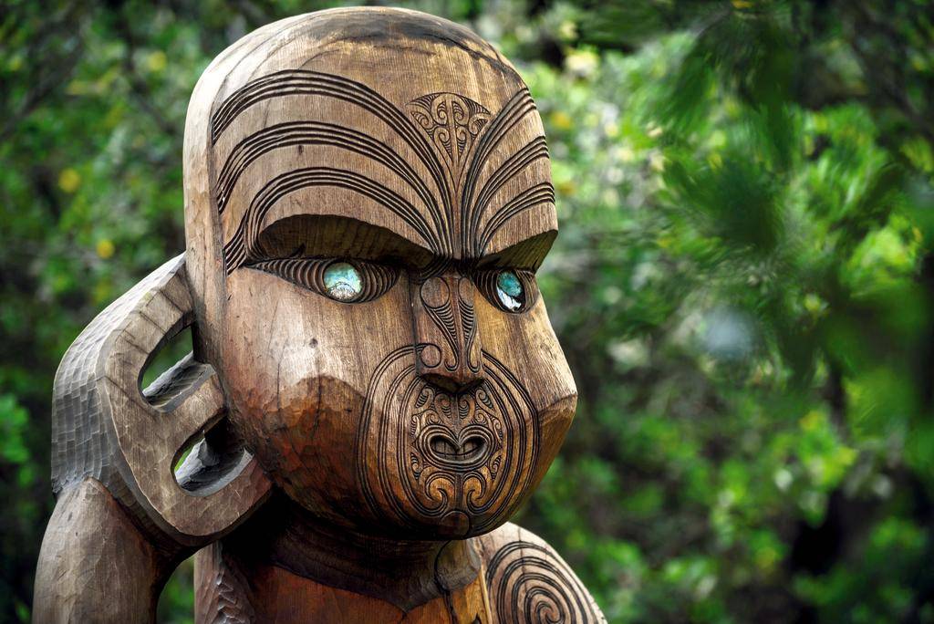 Sculpter le bois et le jade : découverte de l'art Maori
