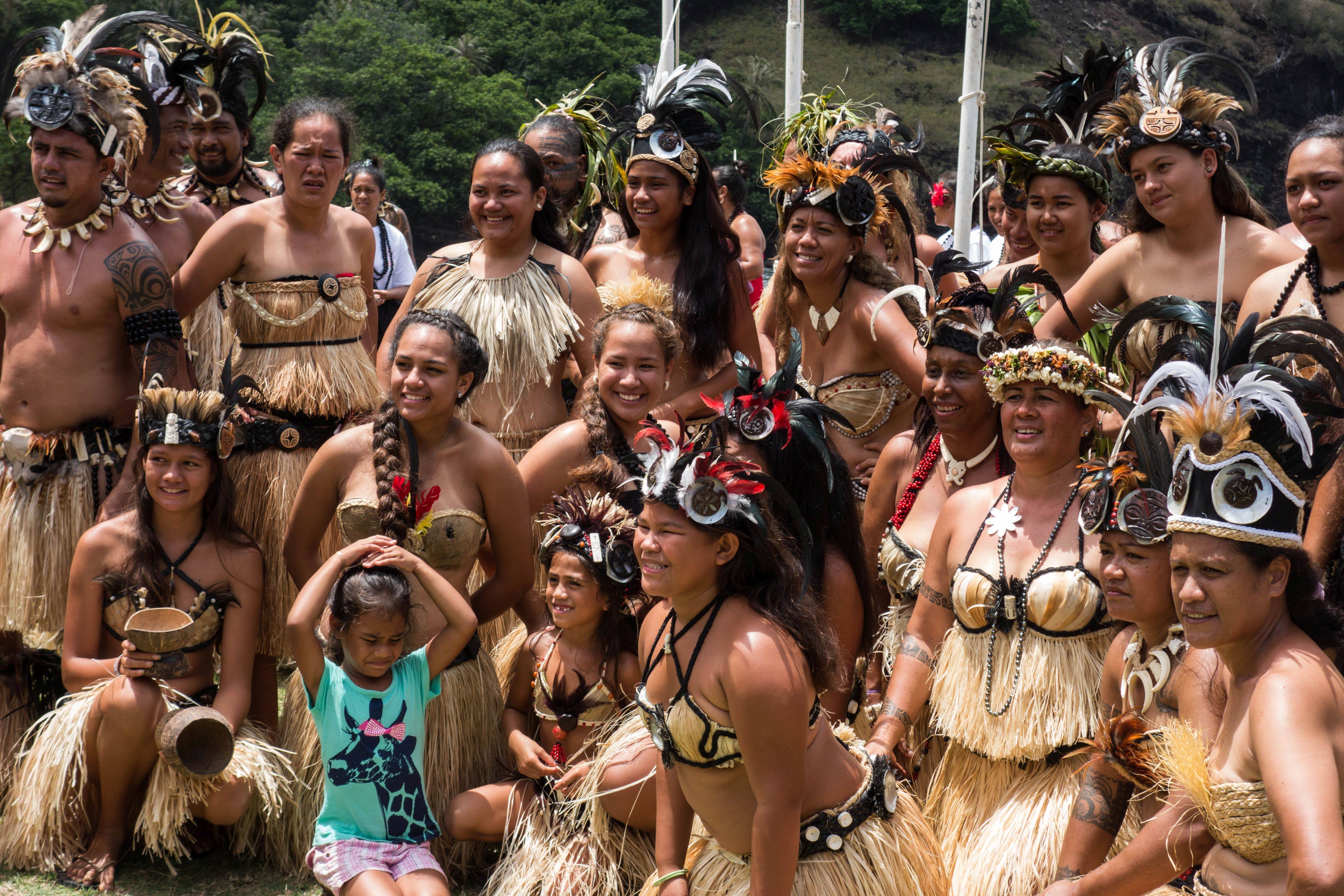 Vêtements et parures de plumes (Hawaii, Tahiti, Marquises)